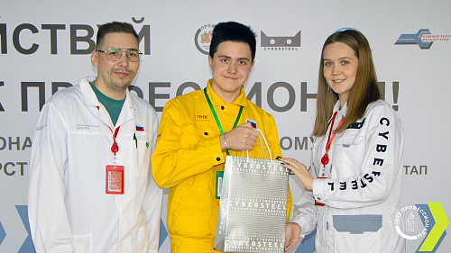 Генеральный директор компании CYBERSTEEL Станислав Великий вручил договоры о целевом обучении студентам опорного колледжа
